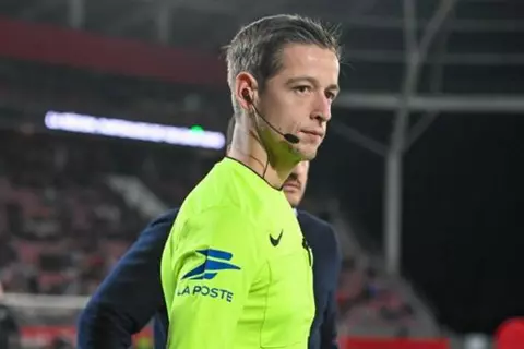 واقعة طريفة في فرنسا.. متفرج يتحول إلى حكم بمباراة ديجون وفالنسيان